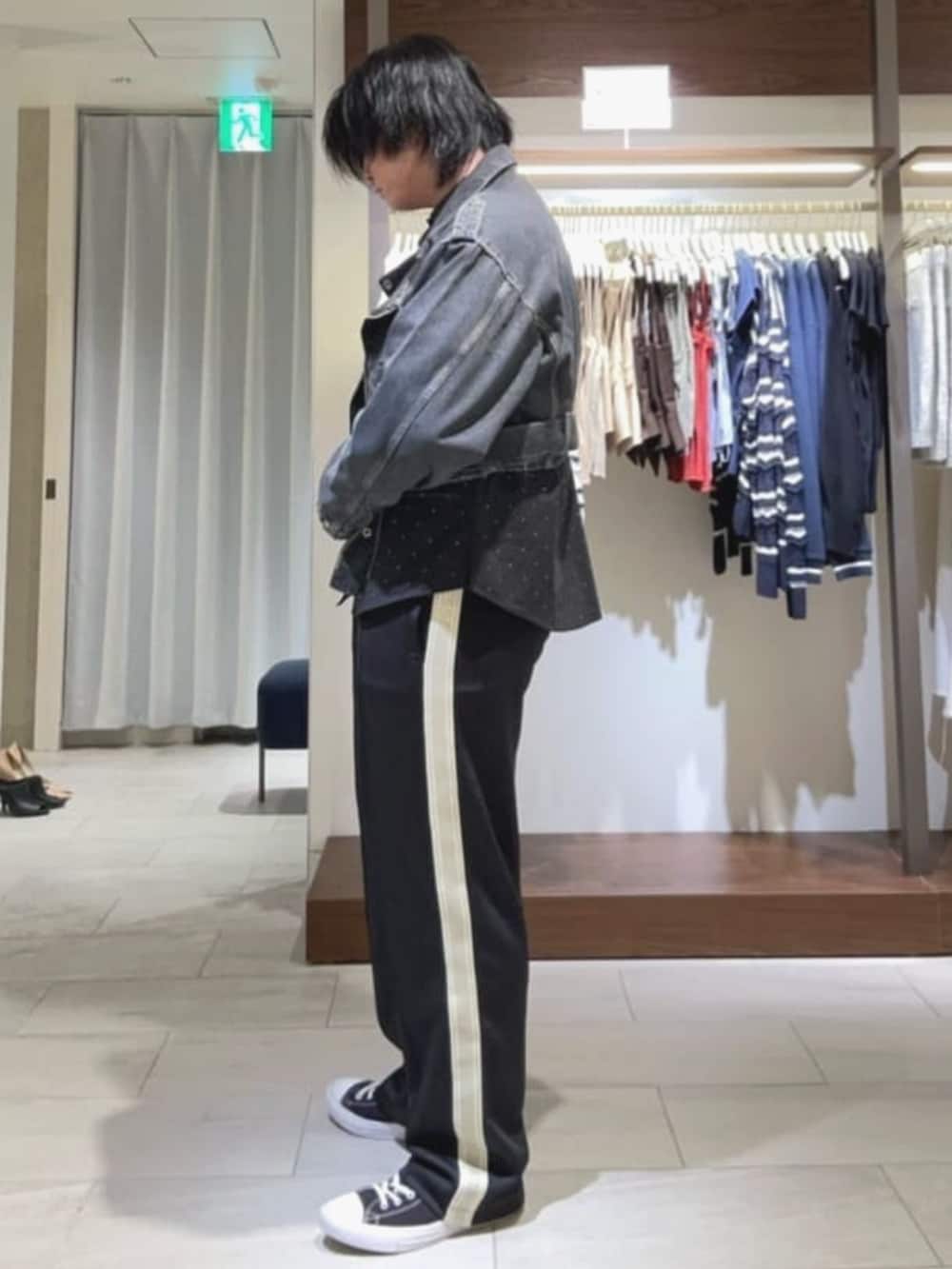 「GUESS、guess、メンズファッション、大人カジュアル、モノトーン、スポーツミックス、お出かけコーデ、ブラックコーデ、シャツスタイル、シャツ、スウェットパンツ、ラインパンツ」｜「GuessのCASTORE Pant スウェットパンツ（スウェットパンツ、ブラック系）」を使った、GUESS JAPANさん（メンズ・178cm）の夏コーディネートの3枚目の写真