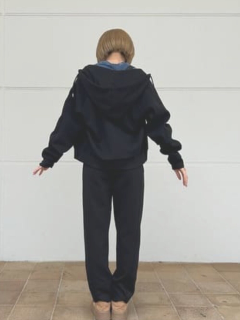 グレー系のショルダーバッグ、ブルー系のTシャツ/カットソーを着用したレディースの夏コーディネートの2枚目の写真