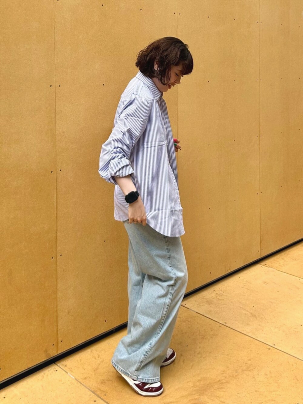 ブルー系のシャツ/ブラウス、ホワイト系のタンクトップ、ブルー系のデニムパンツを着用したレディースの夏コーディネートの3枚目の写真