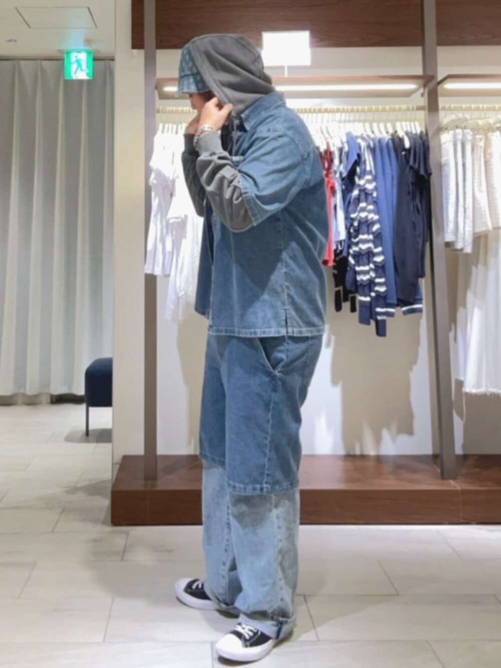 ブルー系のデニムパンツ、ブルー系のデニムパンツ、グレー系のパーカーを着用したメンズの夏コーディネートの3枚目の写真