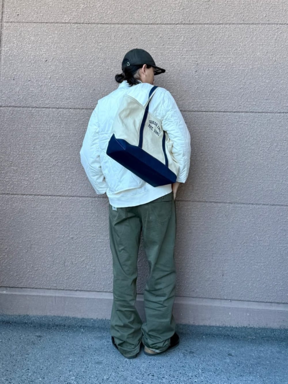 ブルー系のトートバッグ、ホワイト系のスウェット、ホワイト系のその他アウターを着用したメンズの春コーディネートの2枚目の写真