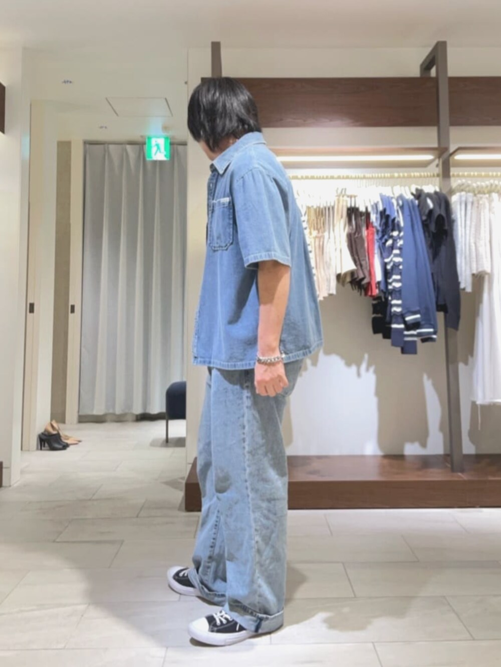 ブルー系のデニムパンツ、ブルー系のシャツ/ブラウス、ブルー系のポロシャツを着用したメンズの夏コーディネートの3枚目の写真