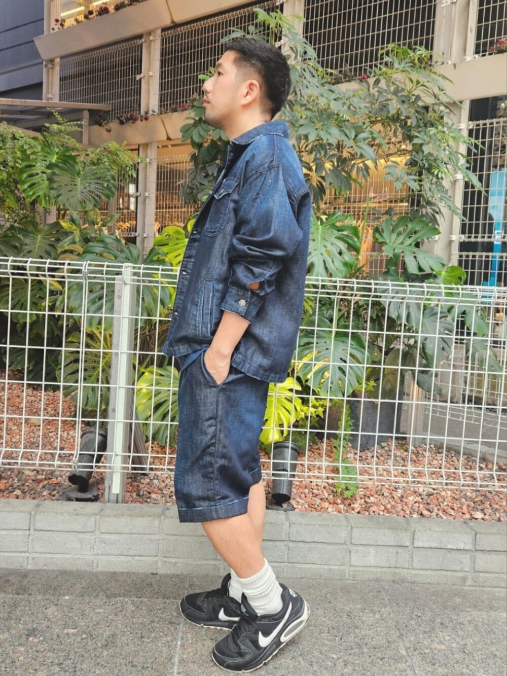 ブルー系のシャツ/ブラウス、ブルー系のTシャツ/カットソー、ブルー系のその他パンツを着用したメンズの夏コーディネートの3枚目の写真