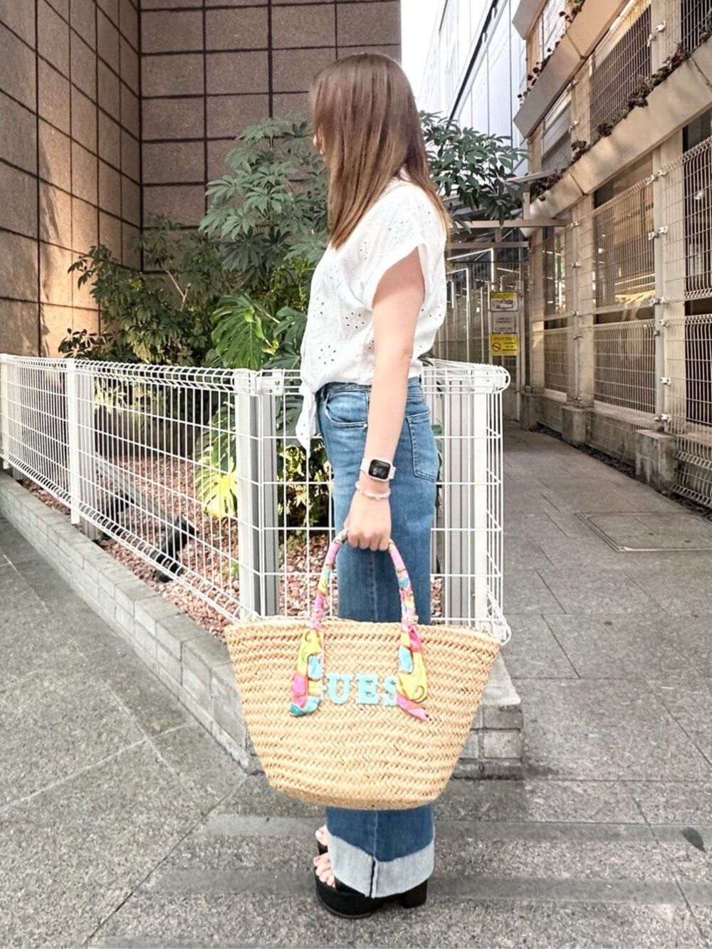 ホワイト系のシャツ/ブラウス、ブルー系のデニムパンツ、その他のかごバッグを着用したメンズの夏コーディネートの3枚目の写真