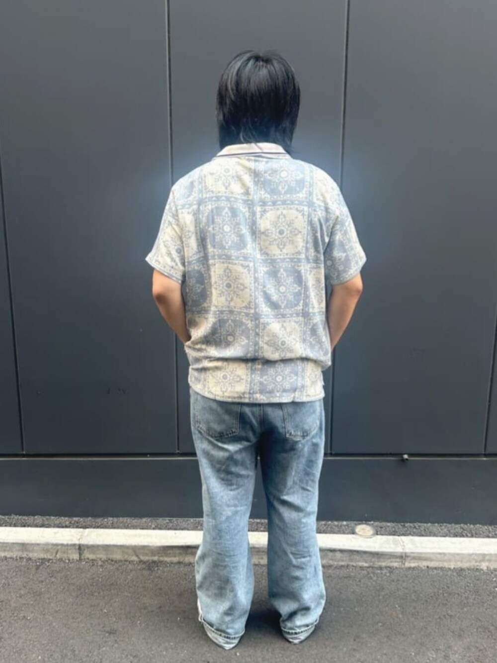 ブルー系のデニムパンツ、ブルー系のポロシャツ、ブルー系のシャツ/ブラウスを着用したメンズの夏コーディネートの2枚目の写真