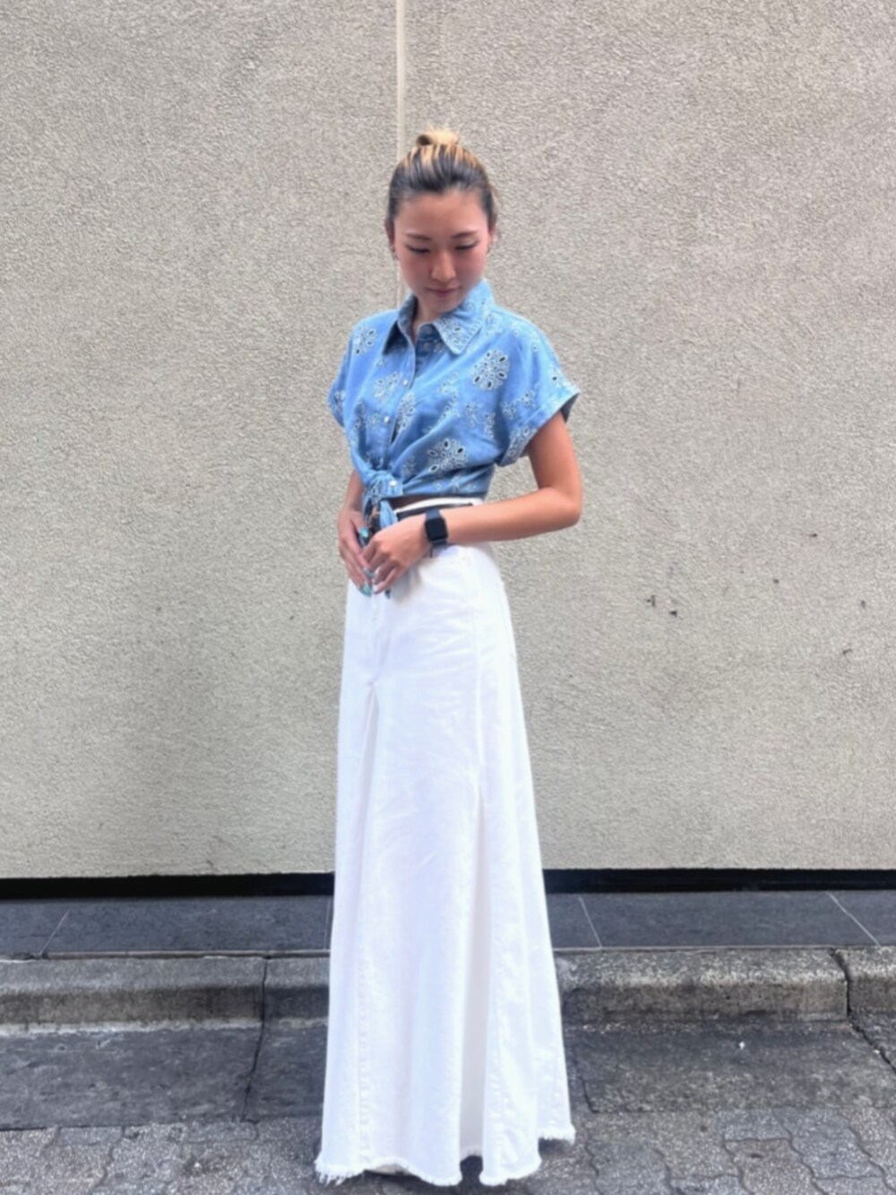 ブルー系のシャツ/ブラウス、ホワイト系のスカートを着用したレディースの秋コーディネートの4枚目の写真