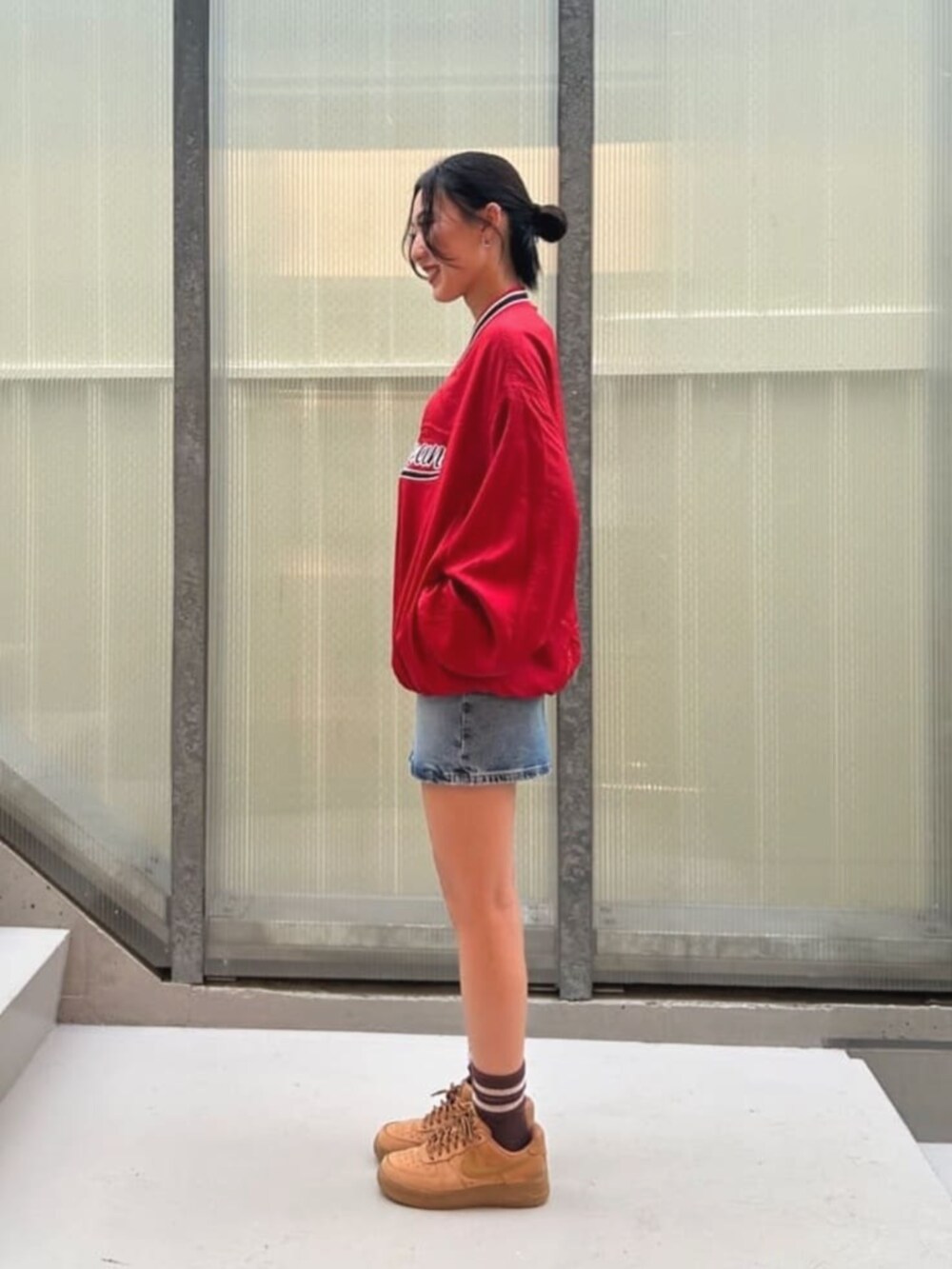 ブルー系のデニムスカート、レッド系のその他トップスを着用したレディースの秋コーディネートの3枚目の写真