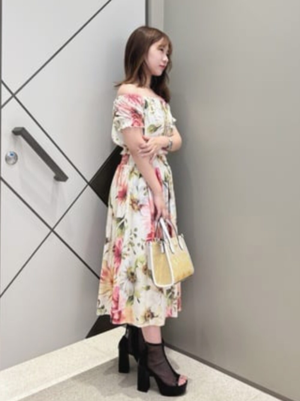 その他のスカート、その他のシャツ/ブラウス、ホワイト系のショルダーバッグを着用したレディースの夏コーディネートの3枚目の写真