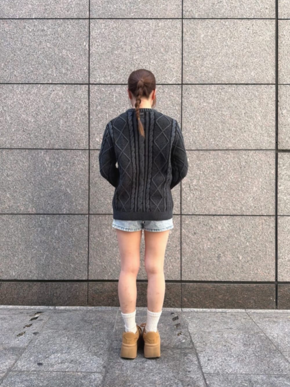 ブルー系のデニムパンツ、ブラック系のニット/セーターを着用したレディースの冬コーディネートの2枚目の写真