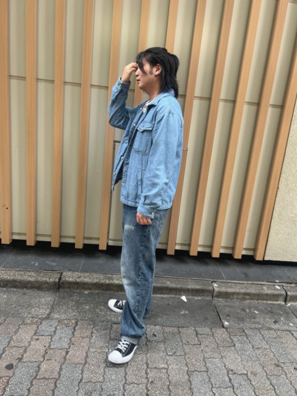 ブルー系のシャツ/ブラウス、ブルー系のデニムパンツ、ブルー系のポロシャツを着用したメンズの秋コーディネートの3枚目の写真