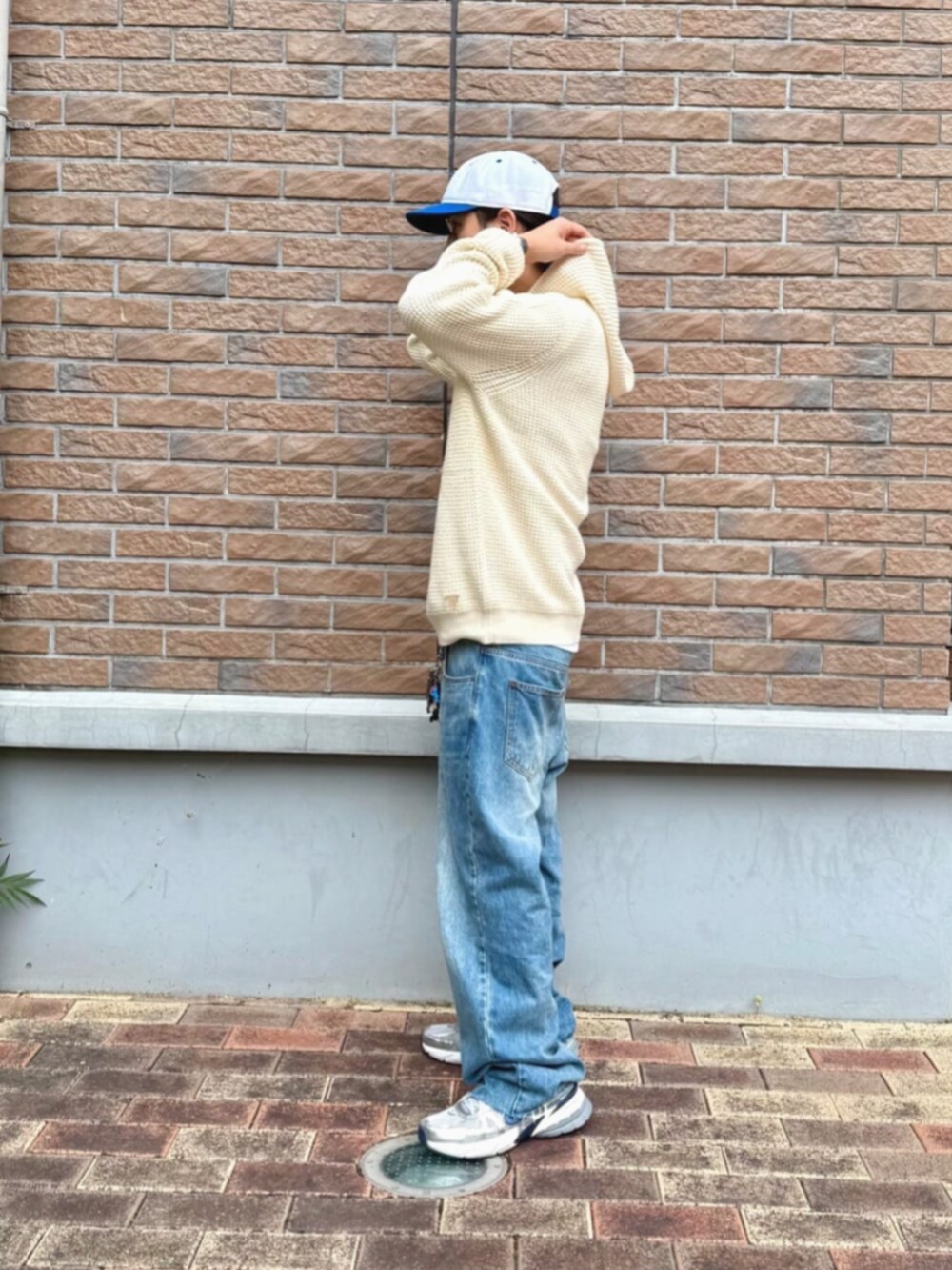 ホワイト系のパーカーを着用したメンズの秋コーディネートの3枚目の写真