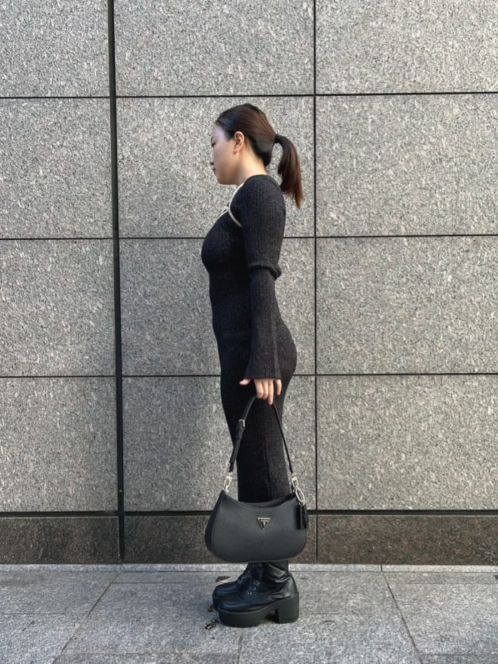 ブラック系のショルダーバッグ、ブラック系のドレスを着用したレディースの秋コーディネートの3枚目の写真