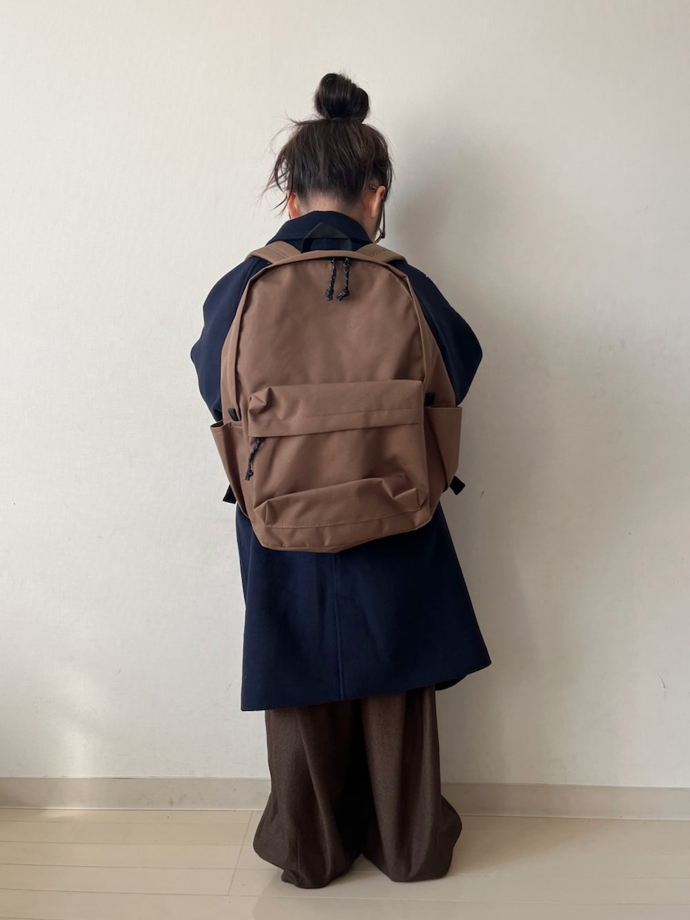 ブルー系のその他アウター、ブラウン系のその他パンツ、ホワイト系のTシャツ/カットソーを着用したキッズの冬コーディネートの4枚目の写真