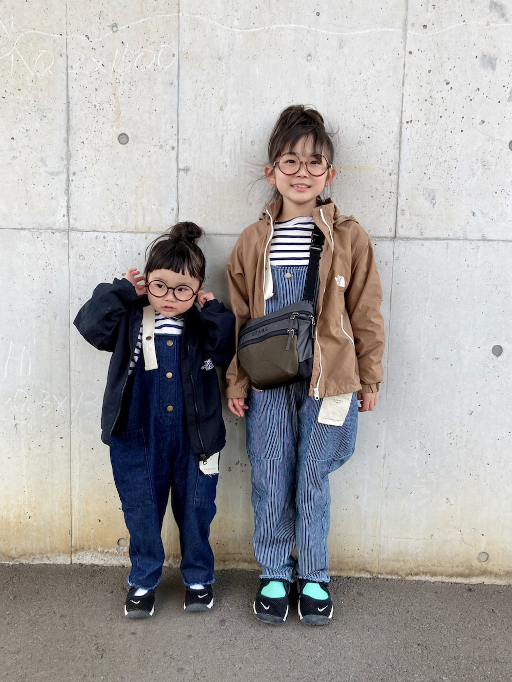 ブルー系のサロペット/オーバーオール、ホワイト系のサロペット/オーバーオール、グリーン系のナイロンジャケットを着用したキッズの春コーディネートの3枚目の写真