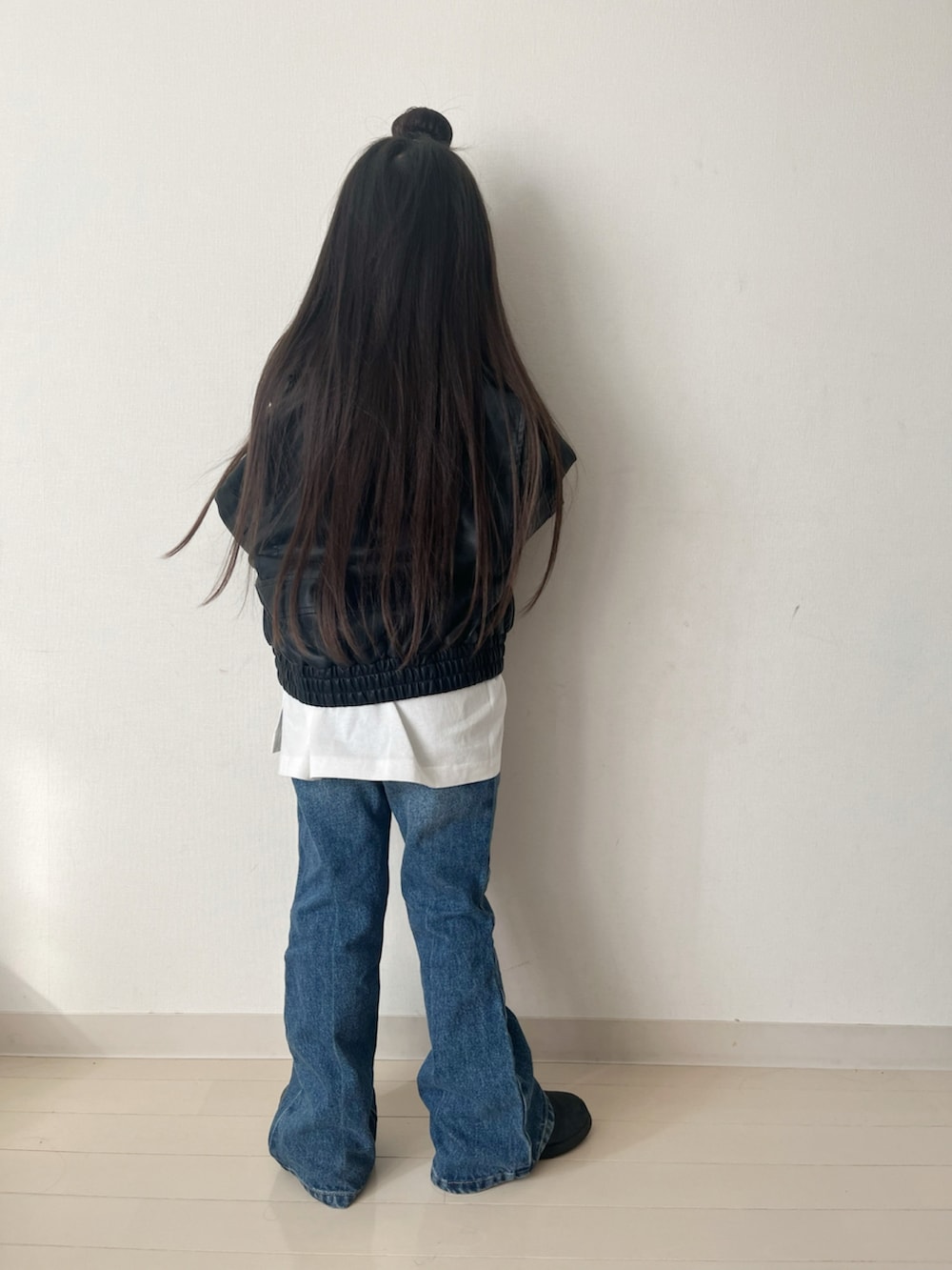 「プチプラ、春服、冬のコーデ、ロンT、デニム、シンプルコーデ、カジュアルコーデ、ブーツ、レイヤードスタイル、レザー、冬アウター、冬コーデ、春コーデ、レザージャケット」｜「LOWRYS FARMのアソートロゴプリントロングスリーブ　 990273（Tシャツ/カットソー、ホワイト系）」を使った、* 𝚝𝚘𝚛𝚒𝚌𝚘𝚝*さん（キッズ・100cm）の冬コーディネートの3枚目の写真