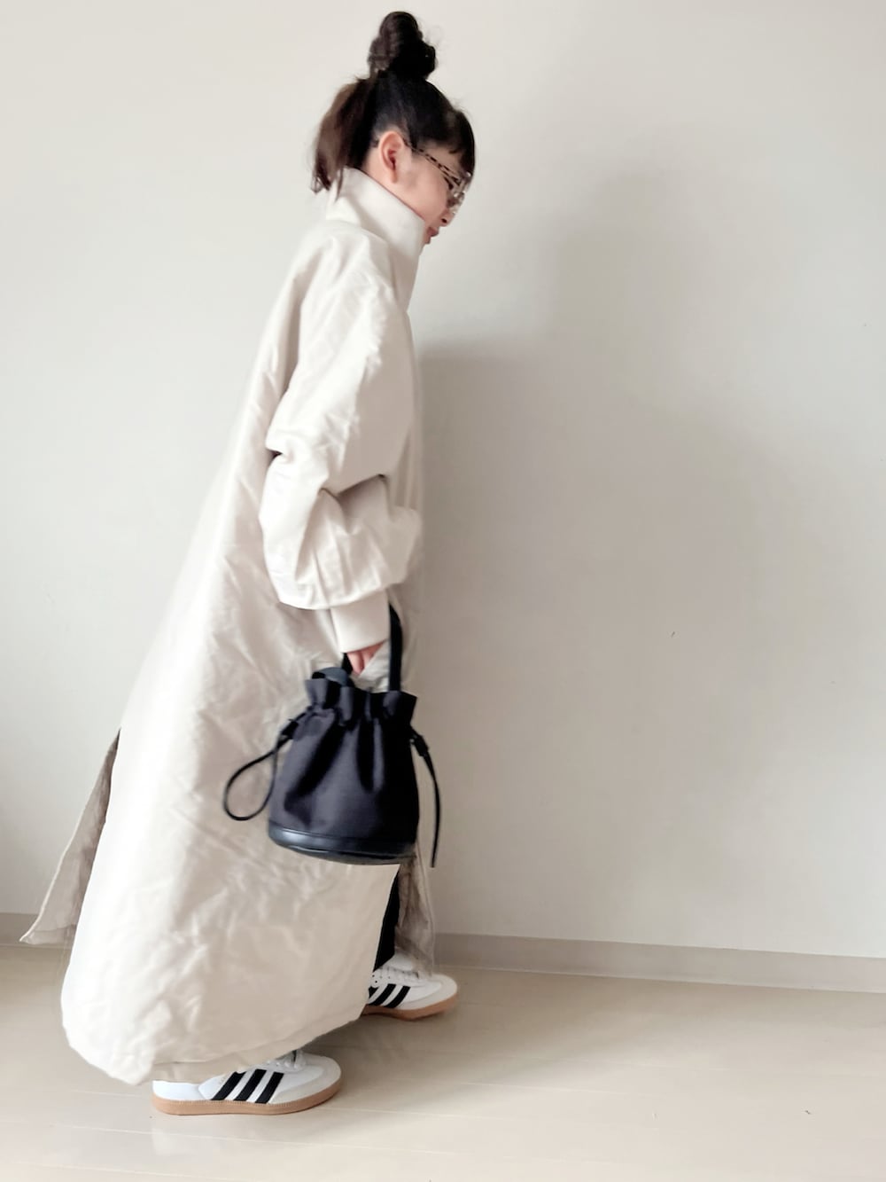 ホワイト系のナイロンジャケット、グレー系のその他パンツ、ホワイト系のスニーカーを着用したキッズの秋コーディネートの5枚目の写真