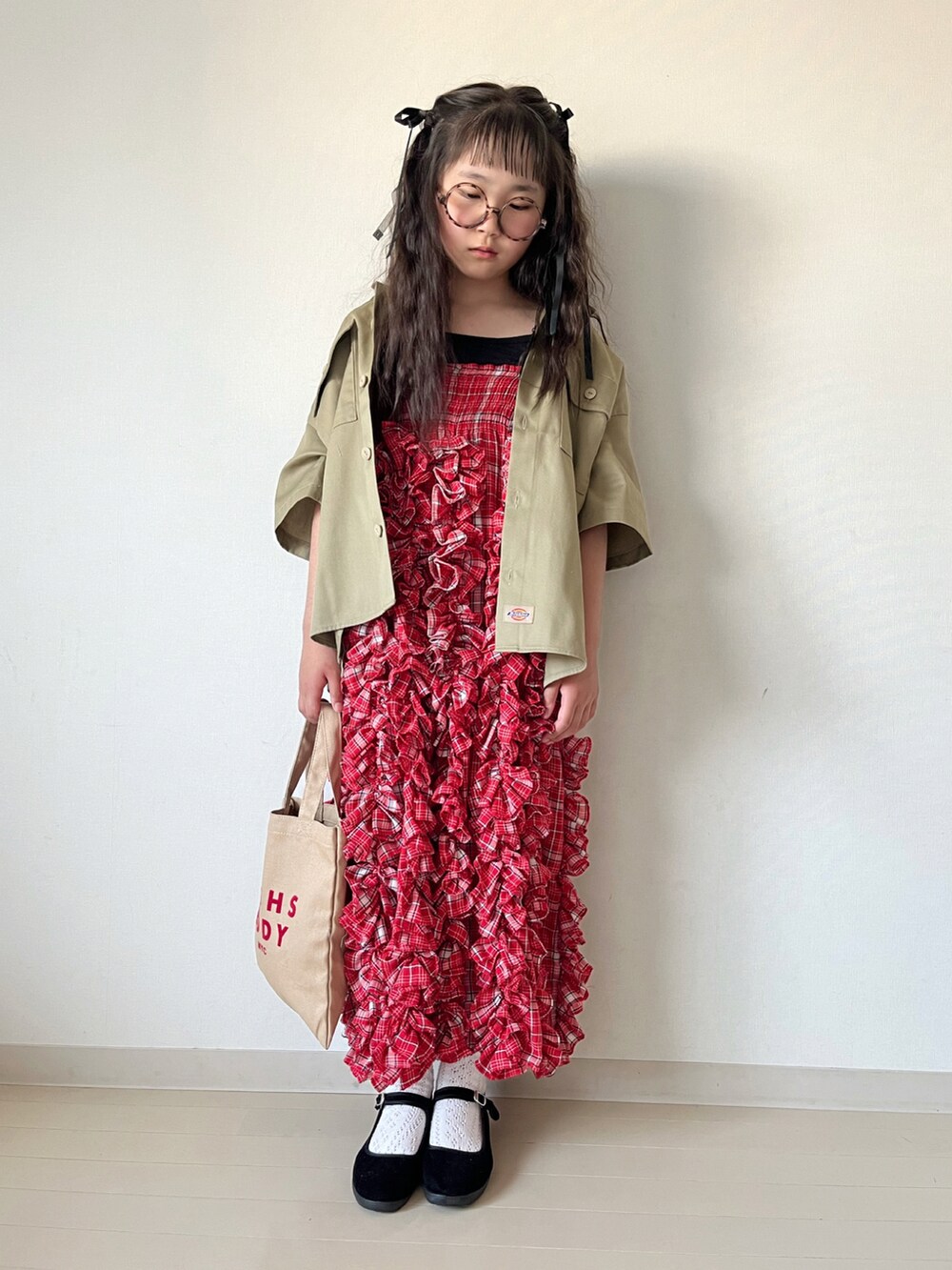「シャツ好き集まれ、カジュアル、カジュアルコーデ、チェック、ストラップシューズ、トートバッグ、夏コーデ、きれいめカジュアル、シャツスタイル、お出かけコーデ、サロペット」｜「LOWRYS FARMのＤＩＣＫＩＥＳシャツ　 994129（シャツ/ブラウス、ベージュ系）」を使った、* 𝚝𝚘𝚛𝚒𝚌𝚘𝚝*さん（キッズ・135cm）の夏コーディネートの2枚目の写真