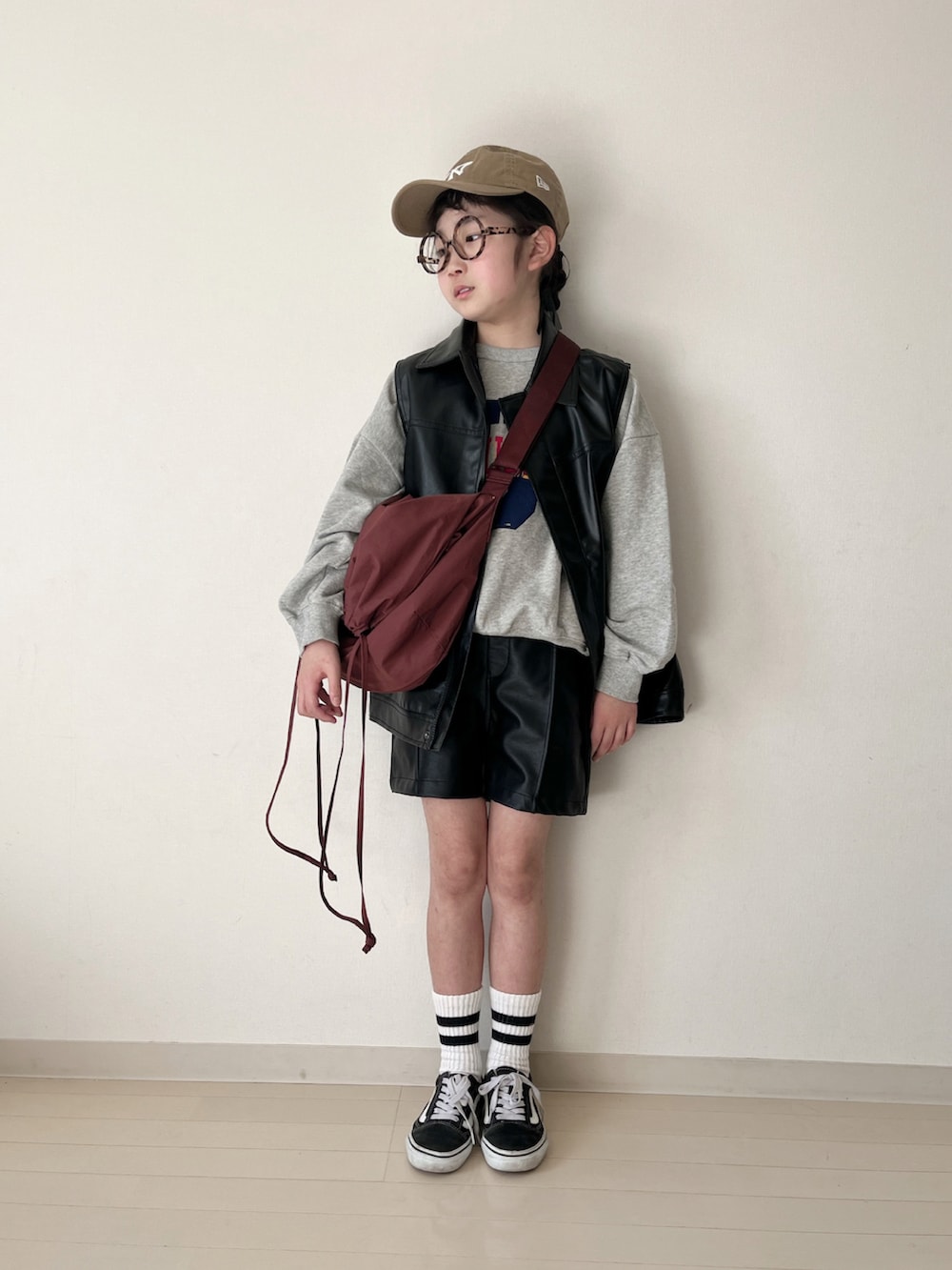 グレー系のスウェット、ブラック系のジャケット/アウター、ブラック系のその他パンツを着用したキッズの冬コーディネートの3枚目の写真