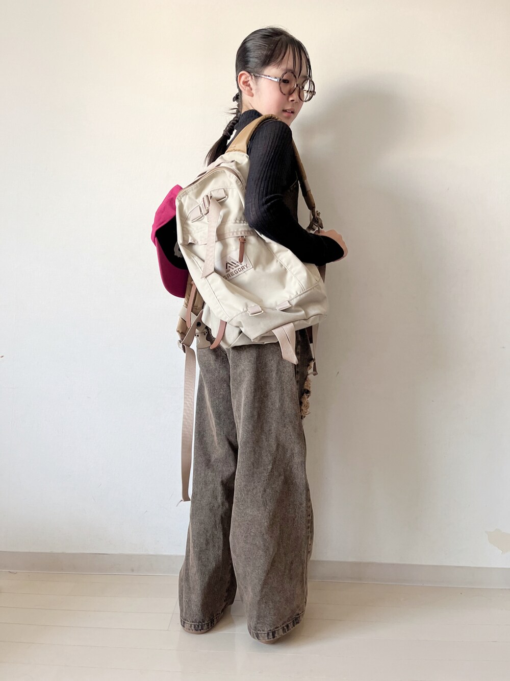 ブラック系のサロペット/オーバーオール、レッド系のスニーカー、ブラック系のニット/セーターを着用したキッズの秋コーディネートの2枚目の写真