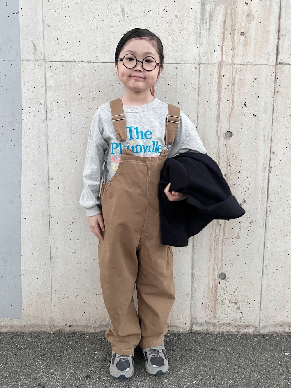 グレー系のTシャツ/カットソー、ブルー系のピーコート、ブラウン系のサロペット/オーバーオールを着用したキッズの秋コーディネートの2枚目の写真