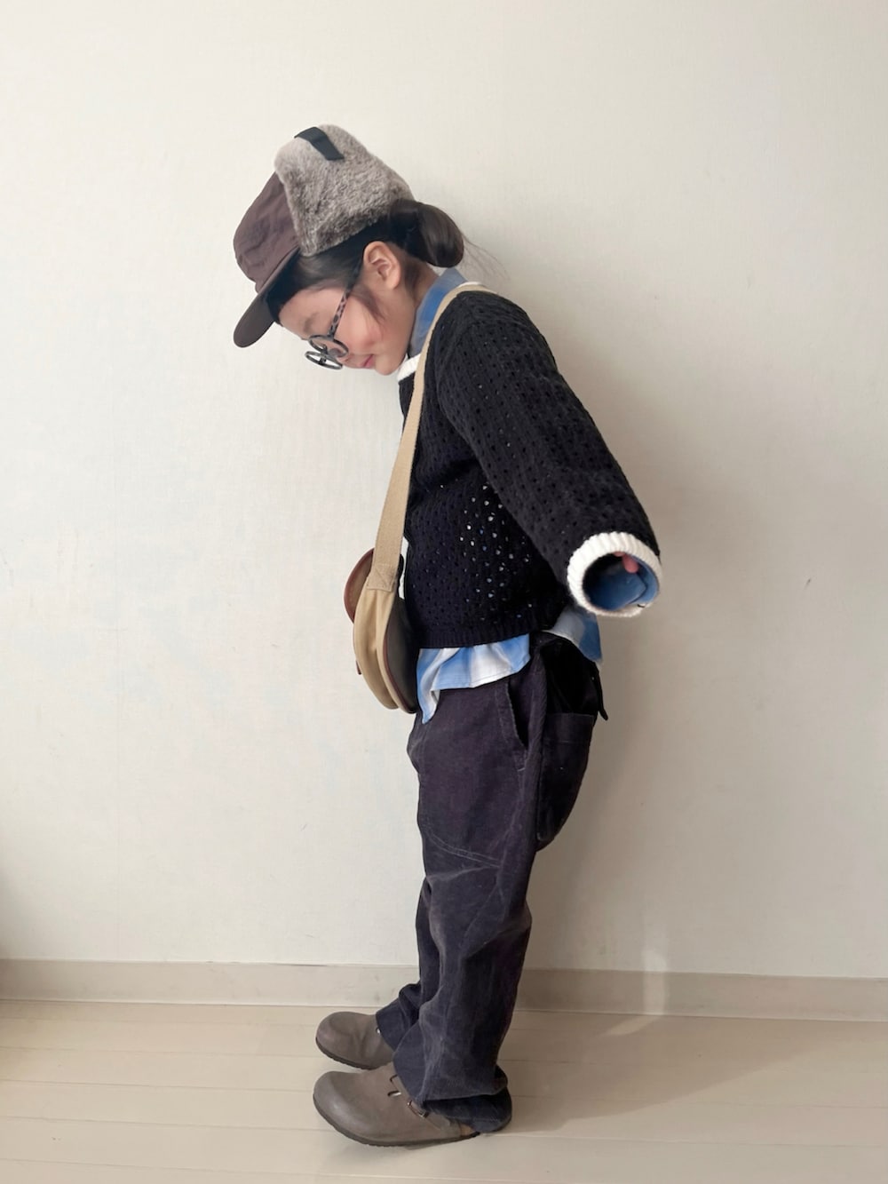 ブラック系のニット/セーター、グレー系のその他パンツ、ブルー系のシャツ/ブラウスを着用したキッズの冬コーディネートの2枚目の写真