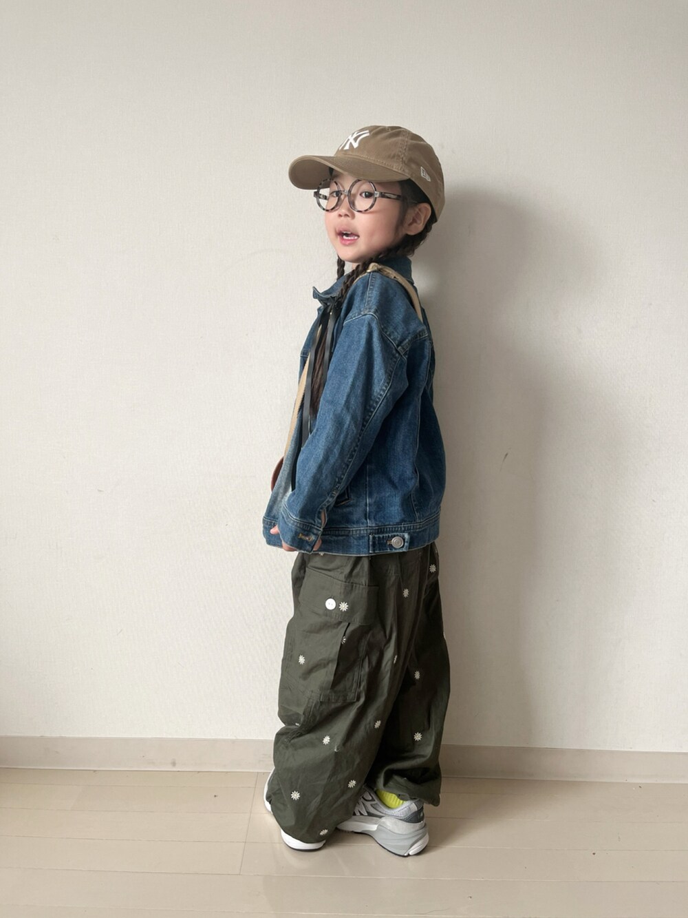 パープル系のTシャツ/カットソー、グリーン系のカーゴパンツ、グレー系のスニーカーを着用したキッズの春コーディネートの4枚目の写真