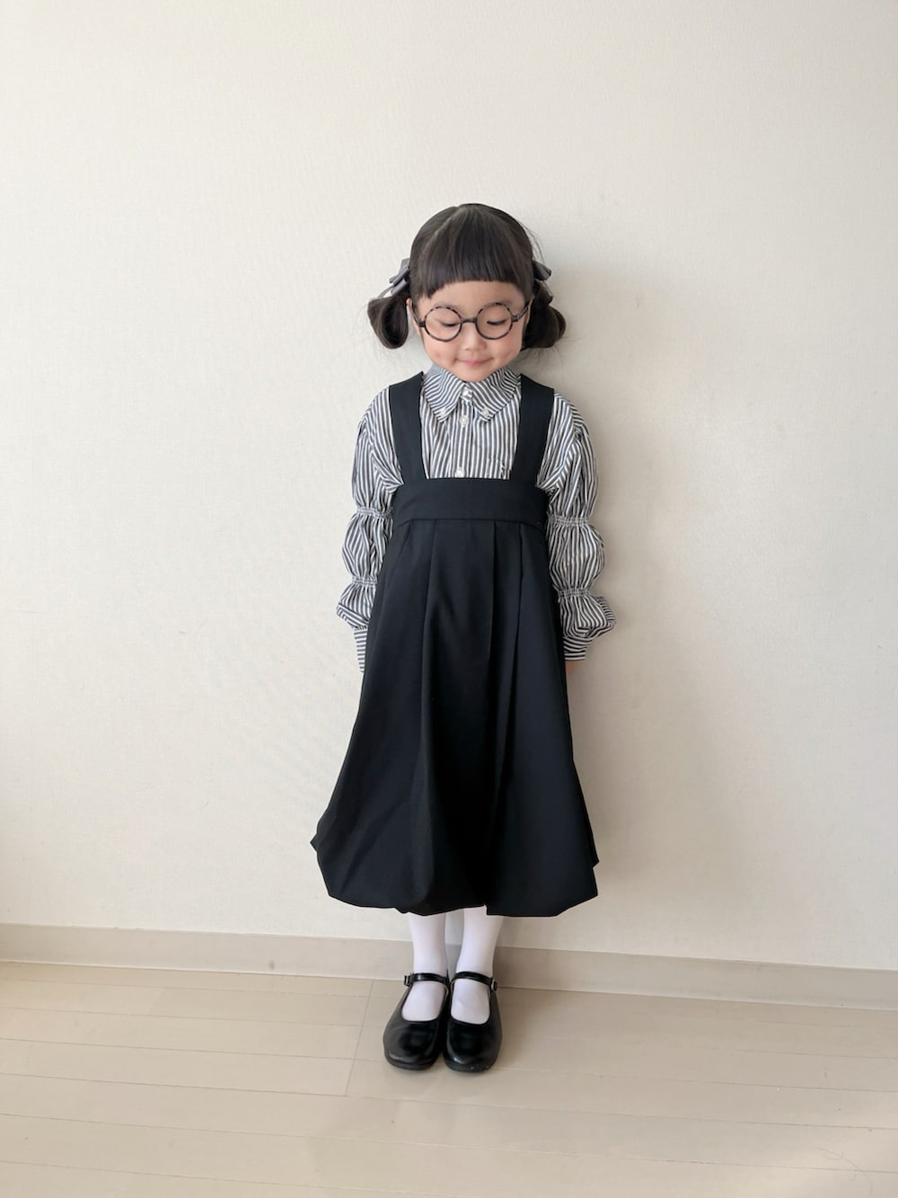 ブラック系のシャツ/ブラウス、ブラック系のワンピース、ブラック系のスーツジャケットを着用したキッズの冬コーディネートの3枚目の写真