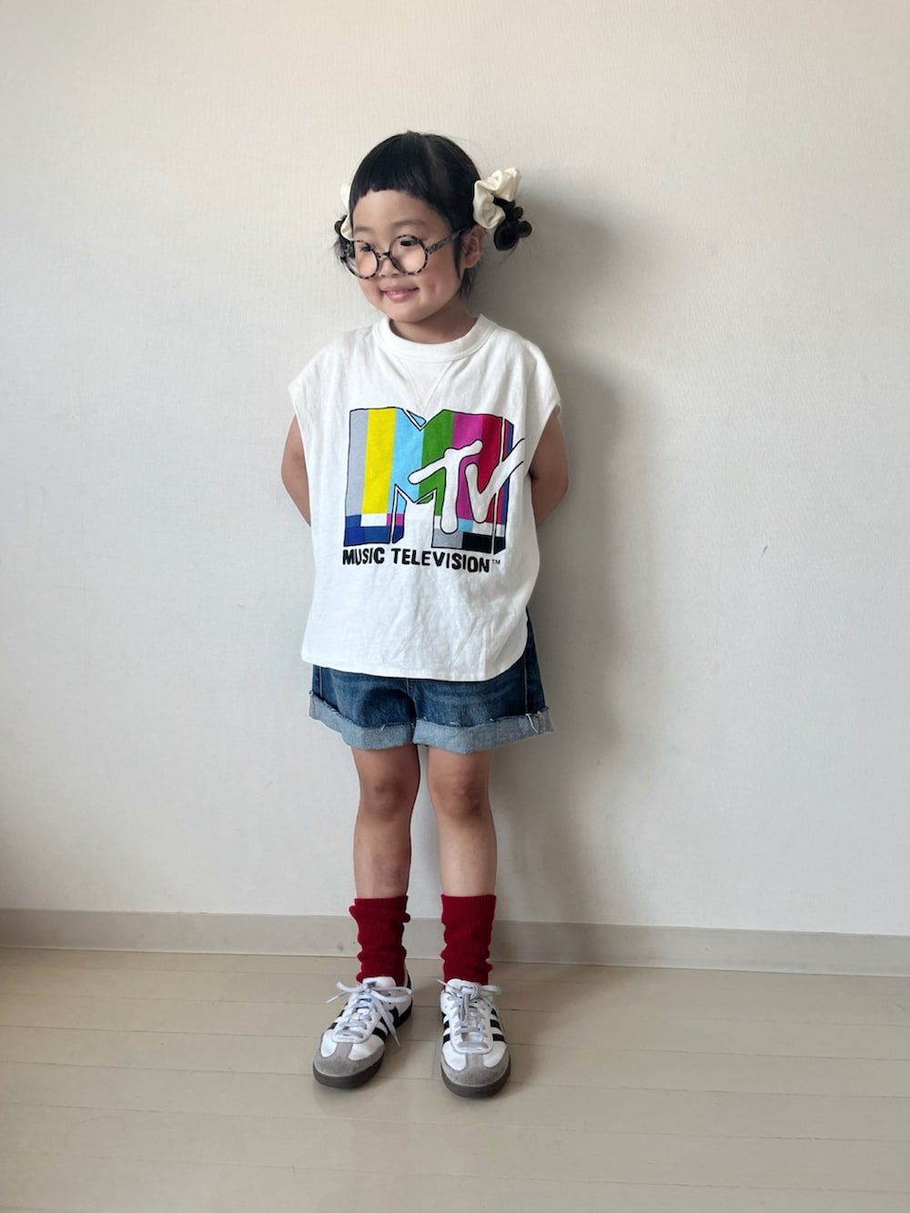「ロゴT、フェススタイル、古着MIX、テーマパークコーデ、夏コーデ、スニーカー、ショルダーバッグ、ノースリーブ、ハーフパンツ、デニム、白Tシャツ、休日スタイル」|「LOWRYS FARMのMTVプリントノースリーブ 122013(タンクトップ、ホワイト系)」を使った、* 𝚝𝚘𝚛𝚒𝚌𝚘𝚝*さん(キッズ・100cm)の夏コーディネートの2枚目の写真