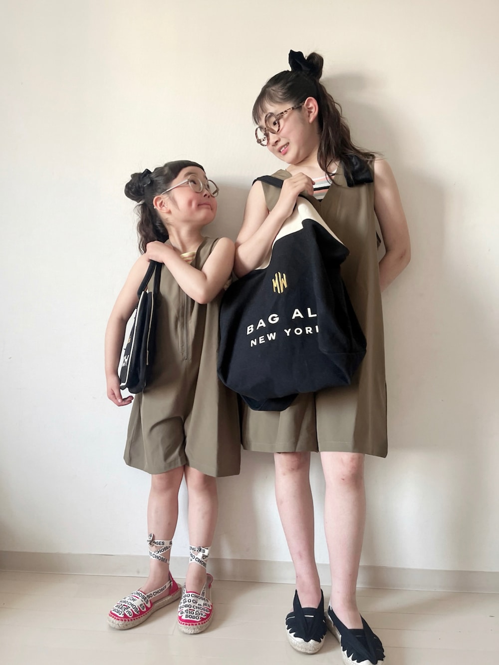 その他のタンクトップ、イエロー系のキャミソール、ブラック系のその他シューズを着用したキッズの春コーディネートの5枚目の写真