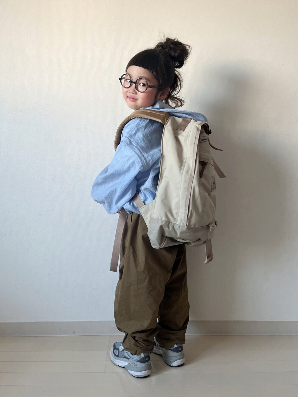 「アウトドアスタイル、タックパンツ、パンツスタイル、パーカー、ポロシャツ、スニーカー、リュック、レイヤードスタイル、春夏コーデ、シアートップス」｜「CIAOPANIC TYPYの【KIDS】シアーナイロン2WAYアノラックパーカー（パーカー、ブルー系）」を使った、* 𝚝𝚘𝚛𝚒𝚌𝚘𝚝*さん（キッズ・100cm）の春コーディネートの3枚目の写真
