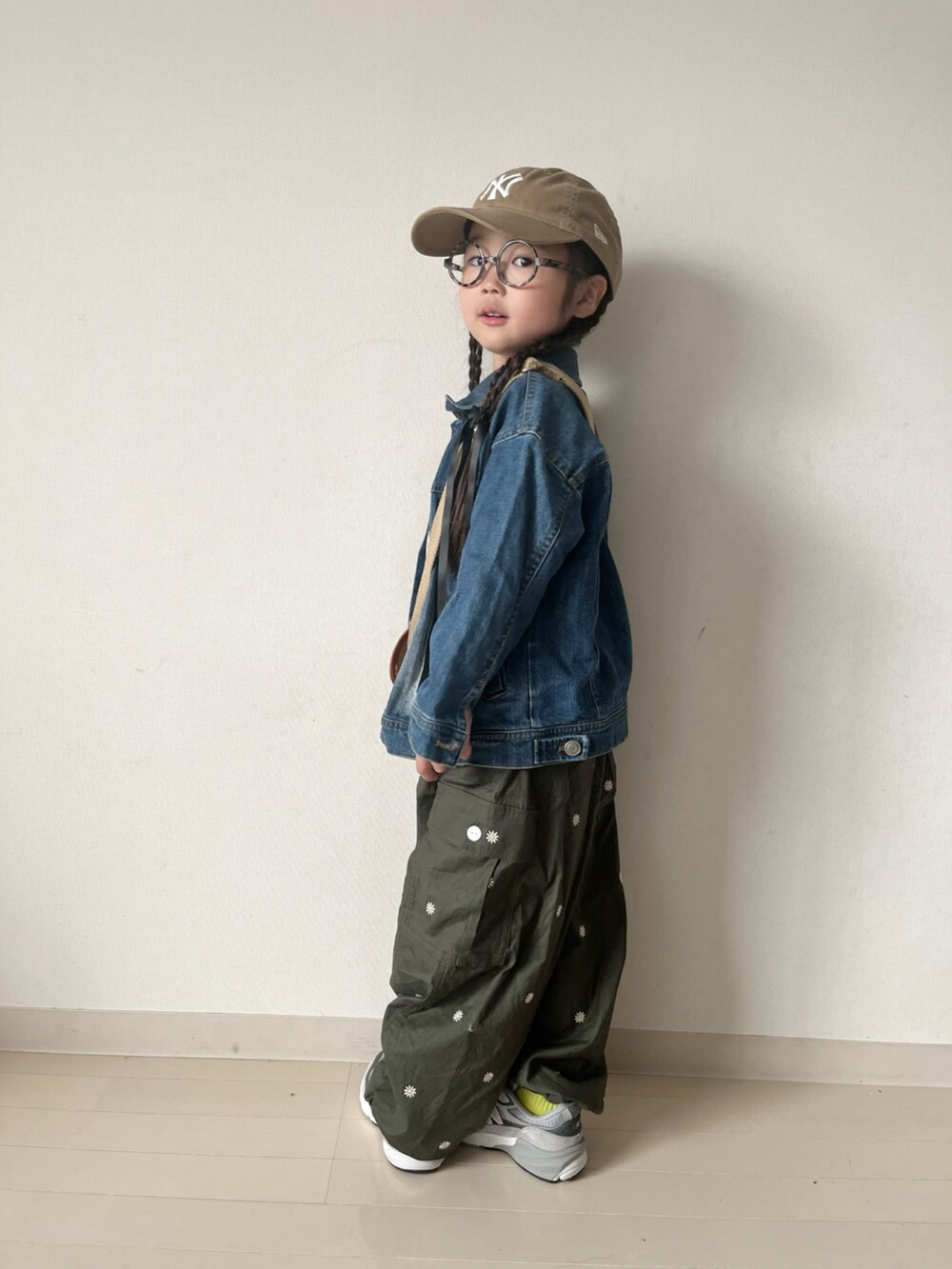 パープル系のTシャツ/カットソー、グリーン系のカーゴパンツ、グレー系のスニーカーを着用したキッズの春コーディネートの3枚目の写真