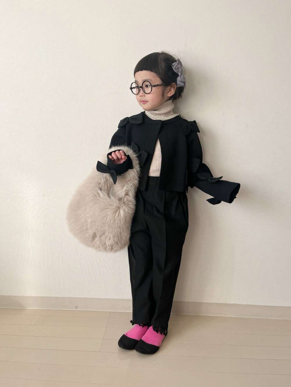 「似合うラボに行こう、カーディガン、モノトーン、春コーデ、春服みてみて、めがね、セレモニー、オケージョン、ニット、レイヤードスタイル、大人コーデ、ローリーズファームキッズ、おでかけコーデ、お出かけコーデ」｜「LOWRYS FARMのリボンカーディガン　 100821（カーディガン/ボレロ、ブラック系）」を使った、* 𝚝𝚘𝚛𝚒𝚌𝚘𝚝*さん（キッズ・100cm）の春コーディネートの5枚目の写真