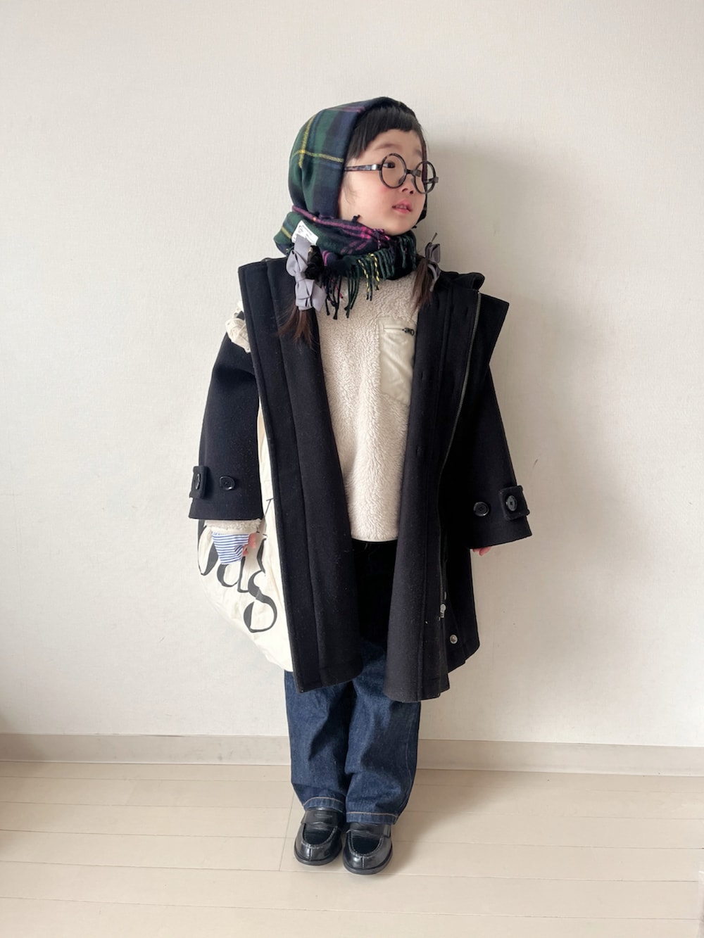 ブラック系のダッフルコート、ブルー系のシャツ/ブラウス、ブラック系のローファーを着用したキッズの冬コーディネートの3枚目の写真