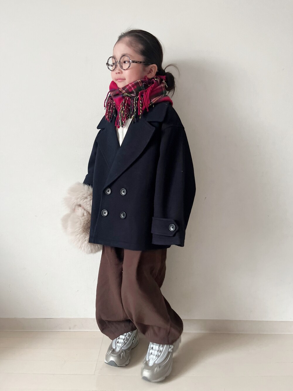 ブルー系のピーコート、ブラウン系のその他パンツ、ホワイト系のTシャツ/カットソーを着用したキッズの秋コーディネートの3枚目の写真
