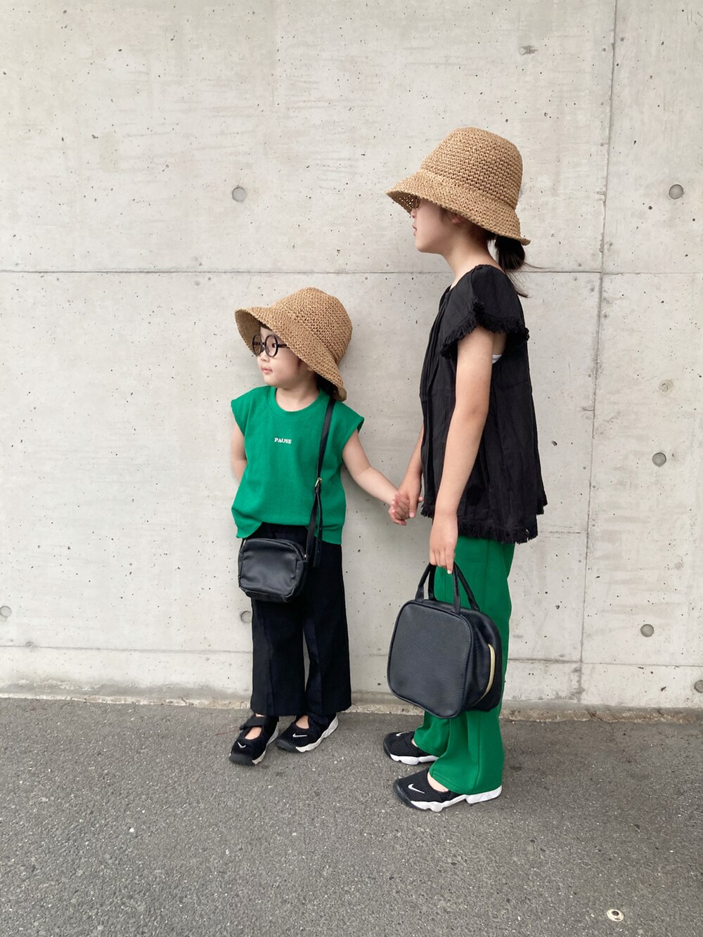 ブラック系のシャツ/ブラウス、グリーン系のタンクトップ、ブラック系のパンツを着用したキッズの夏コーディネートの3枚目の写真
