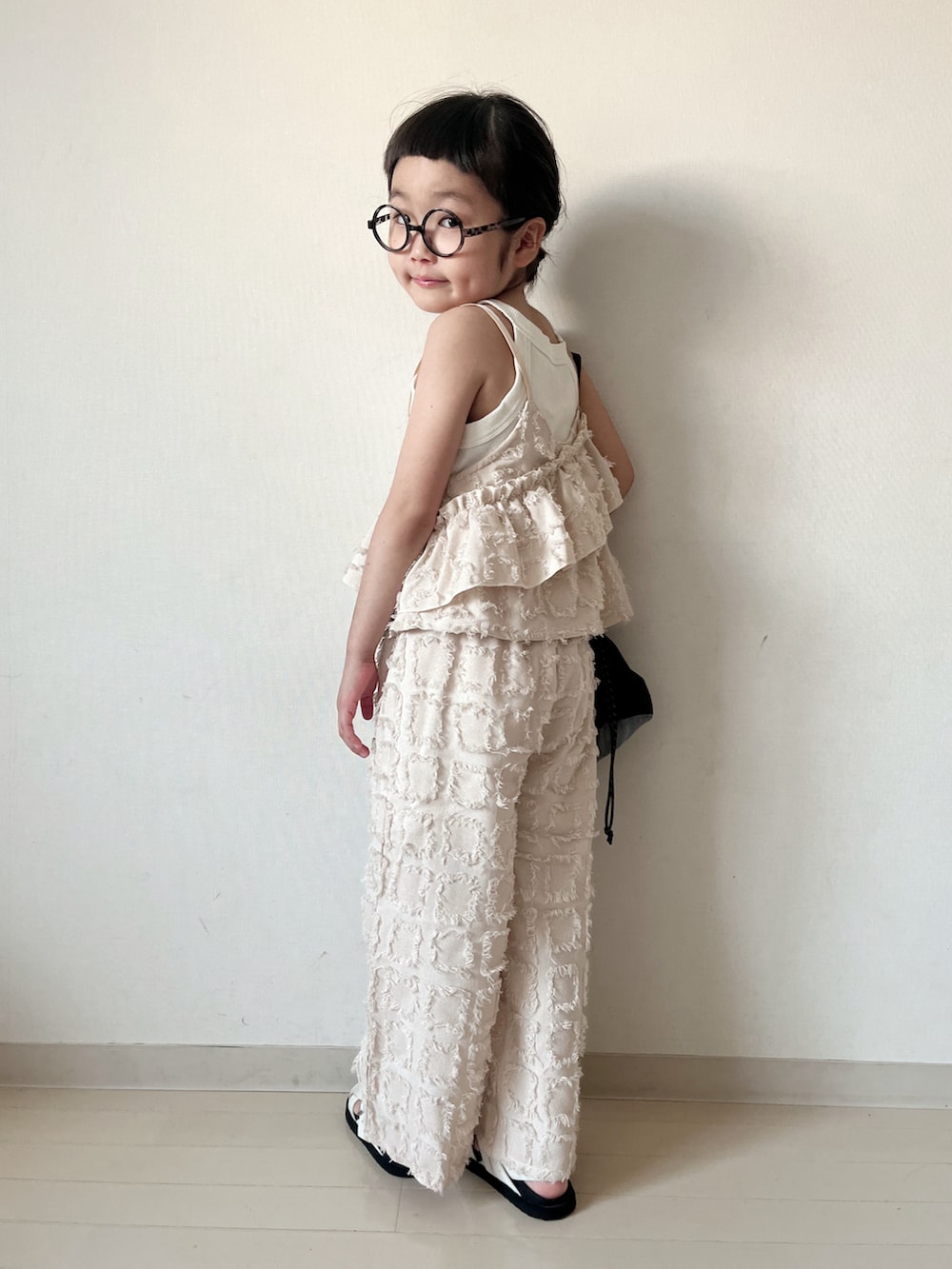 「セットアップ、ノースリーブ、お出かけコーデ、フリル、きれいめカジュアル、韓国子供服、夏コーデ、ショルダーバッグ、サンダル、レイヤードスタイル」｜「PietのロゴTシャツ×チェックフリンジビスチェセット（Tシャツ/カットソー、ベージュ系）」を使った、* 𝚝𝚘𝚛𝚒𝚌𝚘𝚝*さん（キッズ・110cm）の夏コーディネートの3枚目の写真