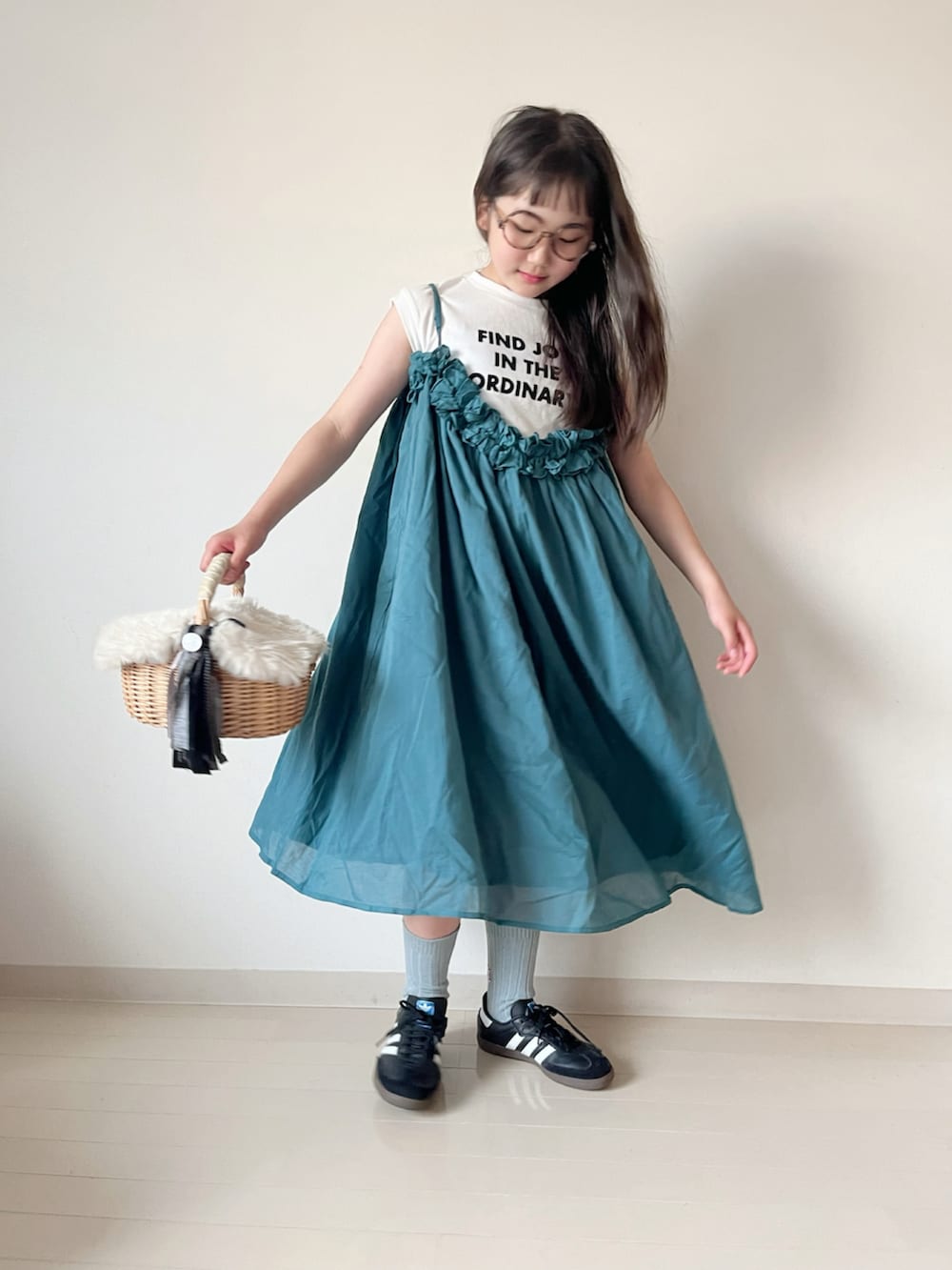 グリーン系のワンピース、ホワイト系のTシャツ/カットソー、ブラック系のスニーカーを着用したキッズの夏コーディネートの3枚目の写真