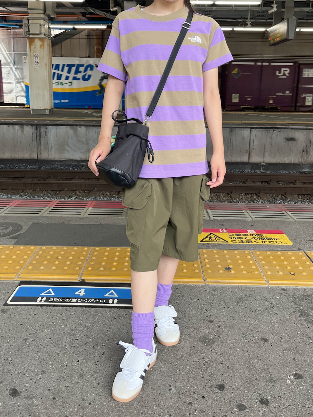 パープル系のTシャツ/カットソー、グリーン系のカーゴパンツ、ホワイト系のスニーカーを着用したキッズの夏コーディネートの2枚目の写真