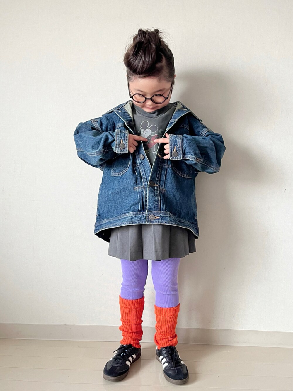 グレー系のTシャツ/カットソー、ブルー系のデニムジャケット、グレー系のスカートを着用したキッズの夏コーディネートの2枚目の写真