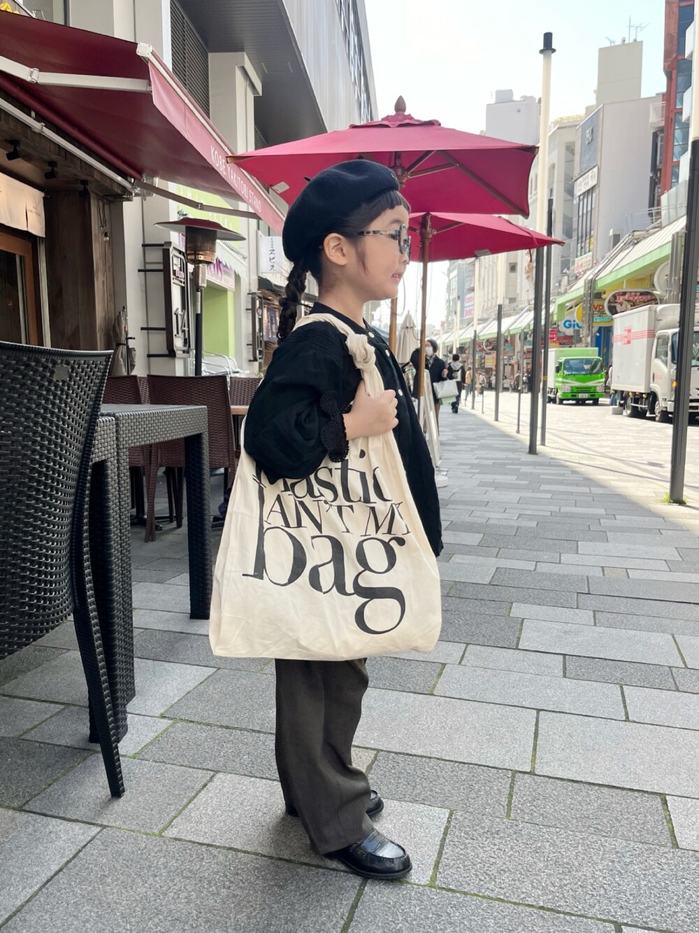 グレー系のその他パンツ、ブラック系のシャツ/ブラウス、ブラック系のローファーを着用したキッズの春コーディネートの4枚目の写真