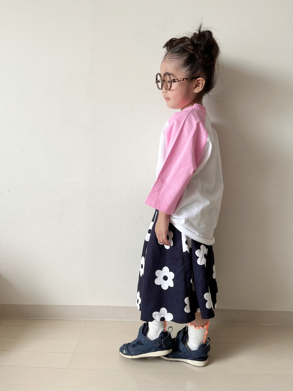 ピンク系のTシャツ/カットソー、ブルー系のスカート、ブルー系のスニーカーを着用したキッズの春コーディネートの4枚目の写真