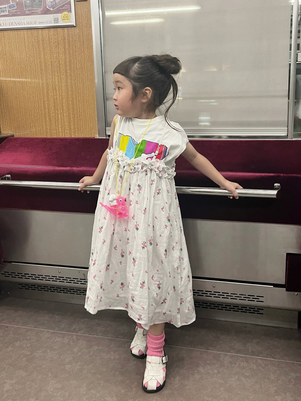 グリーン系のワンピース、ホワイト系のワンピース、ホワイト系のタンクトップを着用したキッズの夏コーディネートの4枚目の写真