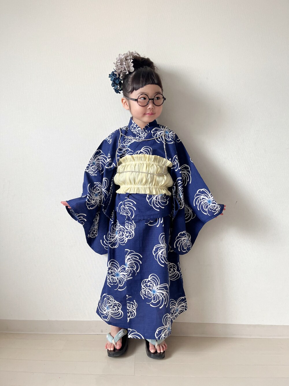 ブラック系のその他シューズ、ブルー系の浴衣、ブルー系の浴衣を着用したキッズの夏コーディネートの5枚目の写真