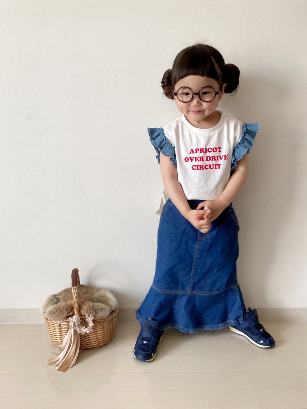 ホワイト系のTシャツ/カットソー、ブルー系のスカート、ブルー系のスニーカーを着用したキッズの春コーディネートの3枚目の写真