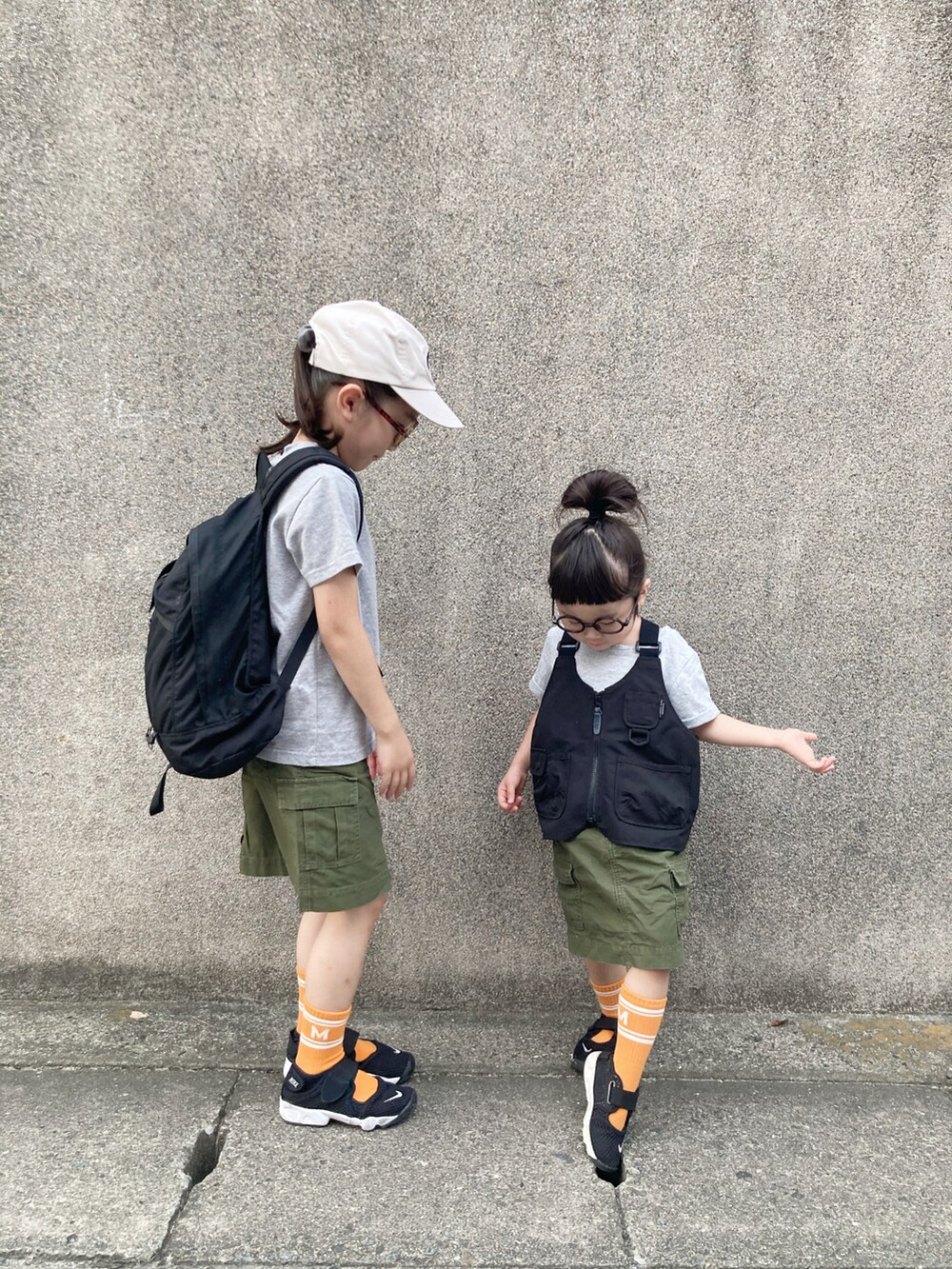 「姉妹コーデ、キャップ、黒リュック、バックパック、カラーソックス、スカート、エアリフト、Tシャツ」｜「THE NORTH FACEのザ・ノースフェイス / ショートスリーブスクエアロゴティー(キッズ／ベビー)（Tシャツ/カットソー、グレー系）」を使った、* 𝚝𝚘𝚛𝚒𝚌𝚘𝚝*さん（キッズ・123cm）の秋コーディネートの2枚目の写真