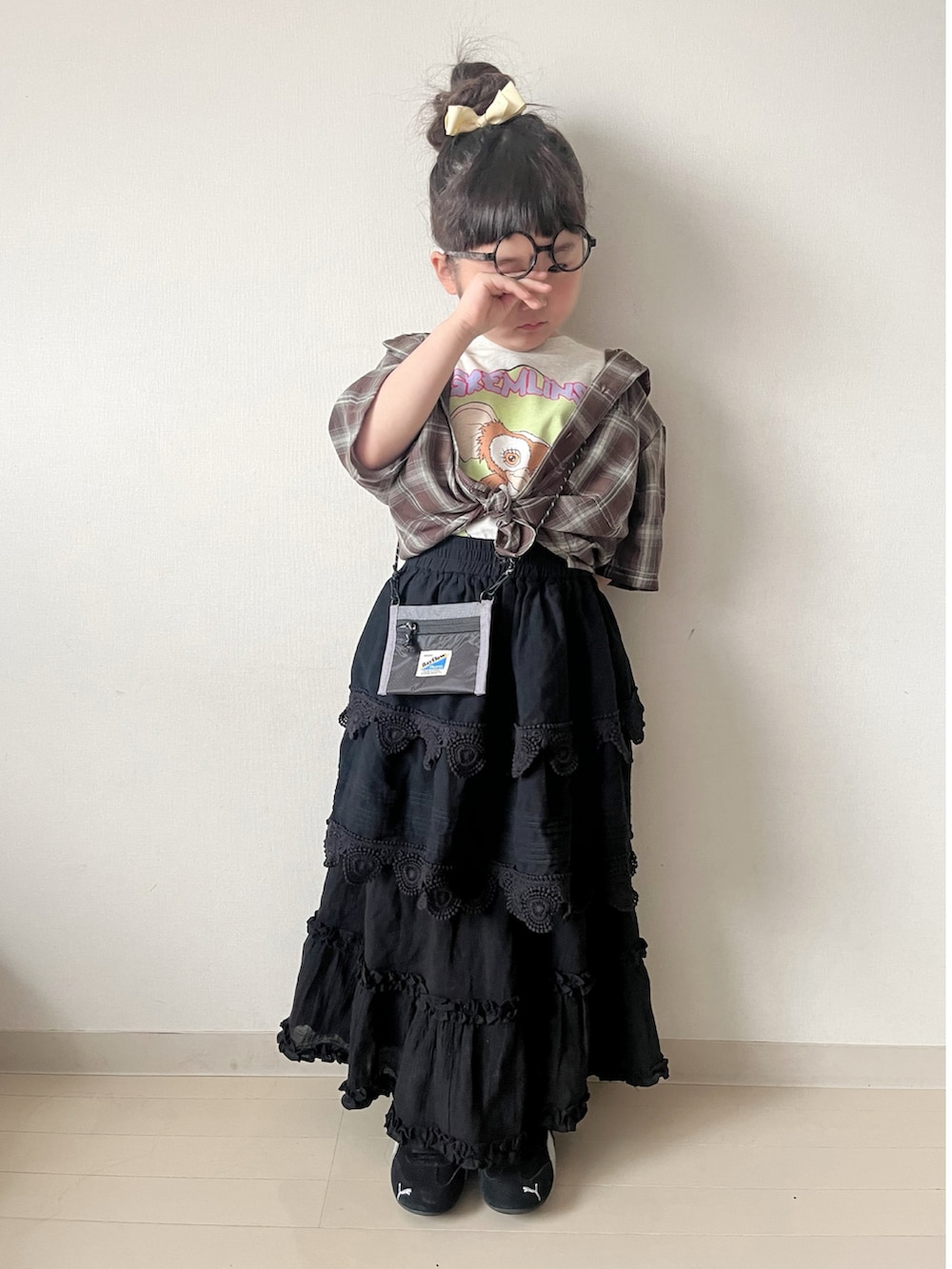 ブラック系のスカート、ブラック系のスカート、ホワイト系のTシャツ/カットソーを着用したキッズの春コーディネートの4枚目の写真