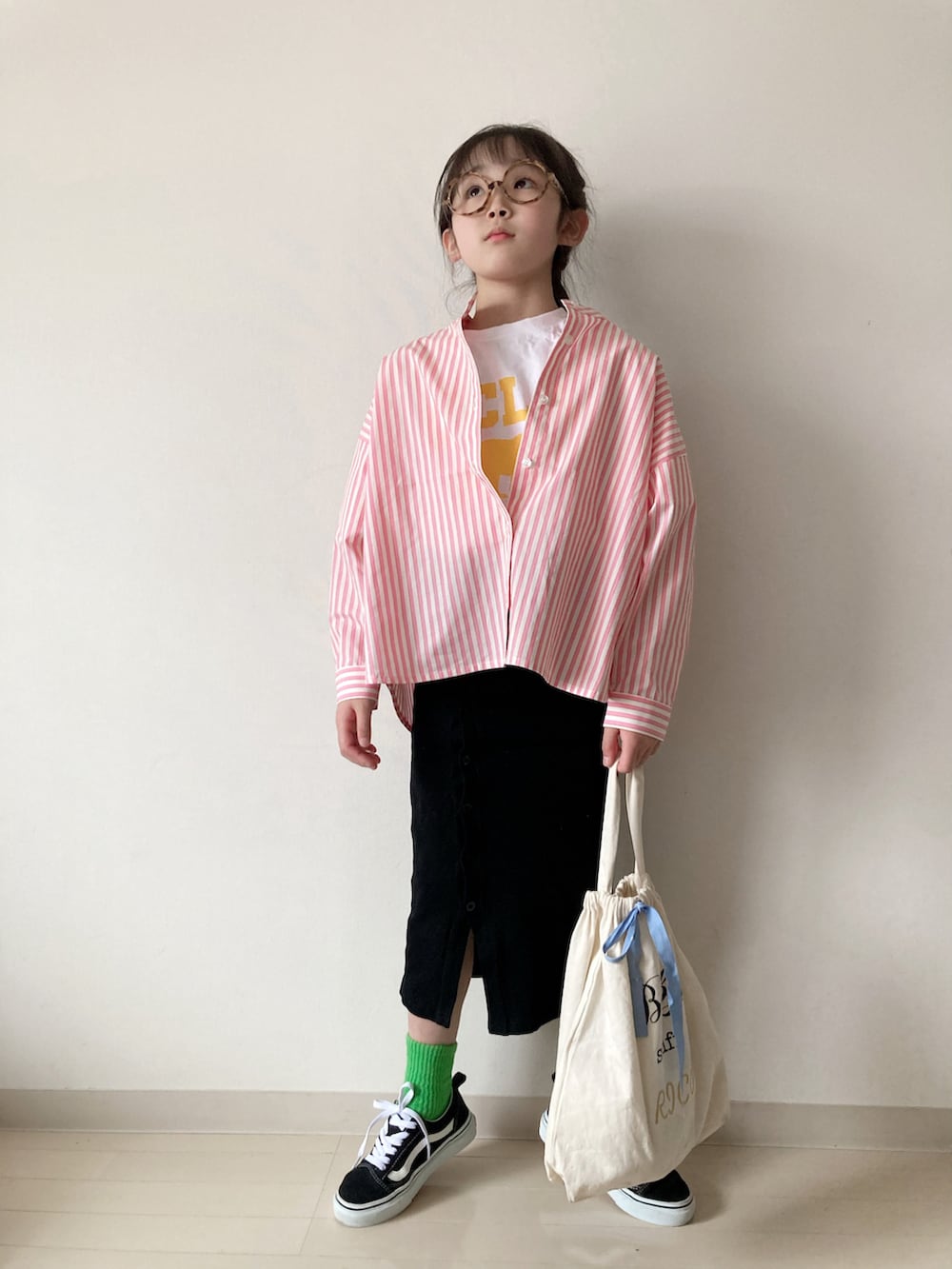 ピンク系のシャツ/ブラウス、ホワイト系のTシャツ/カットソー、ブラック系のスニーカーを着用したキッズの春コーディネートの2枚目の写真