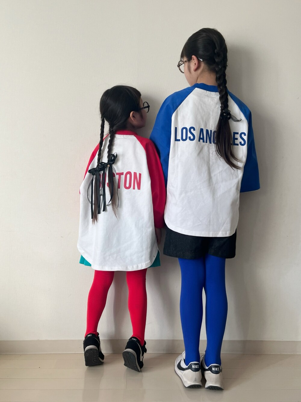 ブルー系のTシャツ/カットソー、ホワイト系のワンピース、ホワイト系のショルダーバッグを着用したキッズの春コーディネートの5枚目の写真