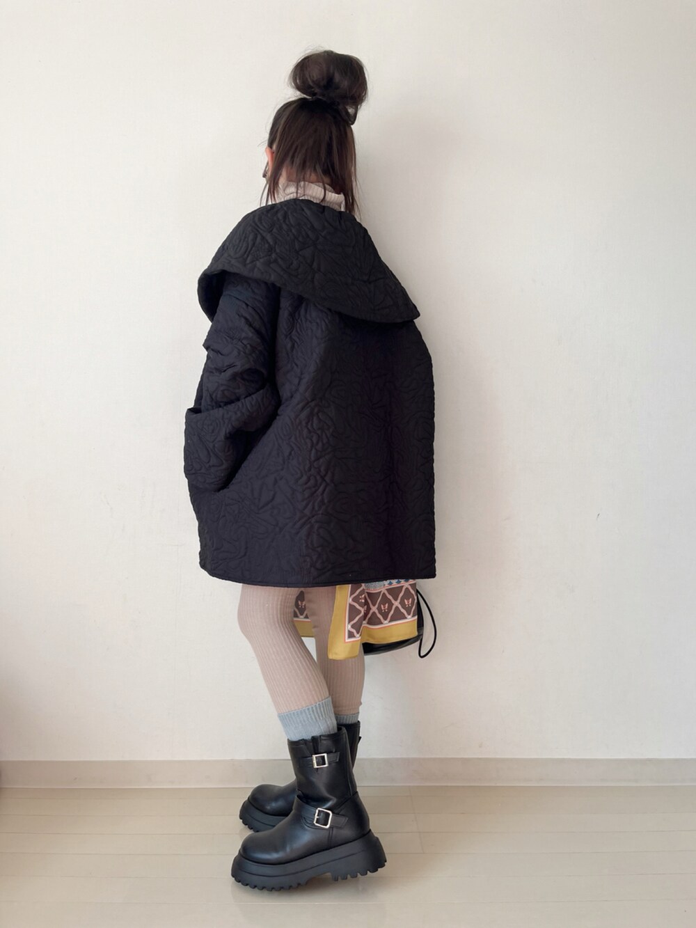 ブラック系のブーツ、ブラック系のその他パンツ、ベージュ系のニット/セーターを着用したキッズの冬コーディネートの4枚目の写真