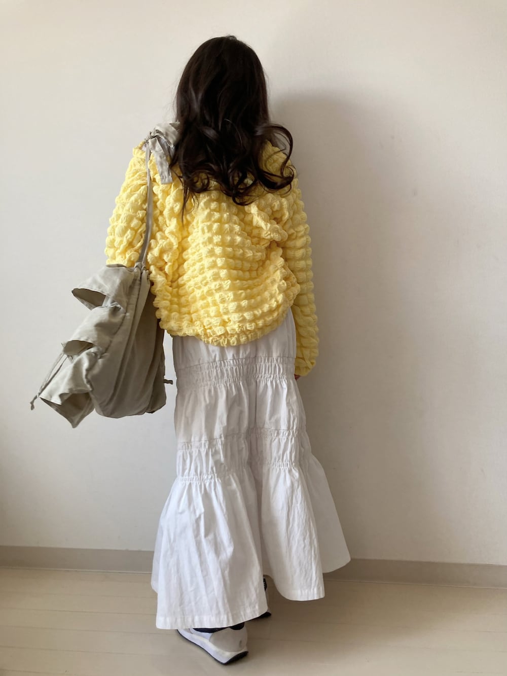 イエロー系のカーディガン/ボレロ、ホワイト系のTシャツ/カットソー、ホワイト系のスカートを着用したキッズの春コーディネートの4枚目の写真